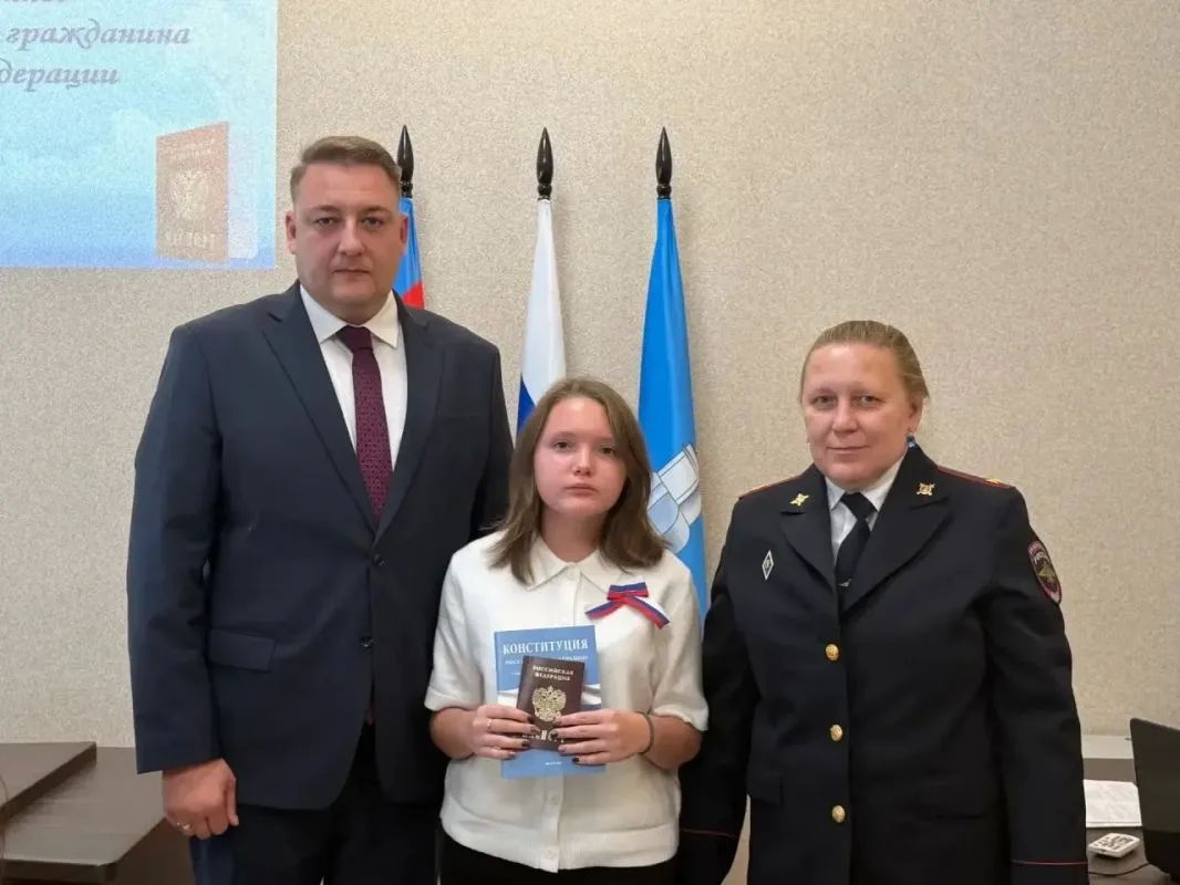 В преддверии Дня Государственного флага Российской Федерации юным жителям Барнаула вручили первые паспорта В преддверии Дня Государственного флага Российской Федерации юным жителям Барнаула вручили первые паспорта