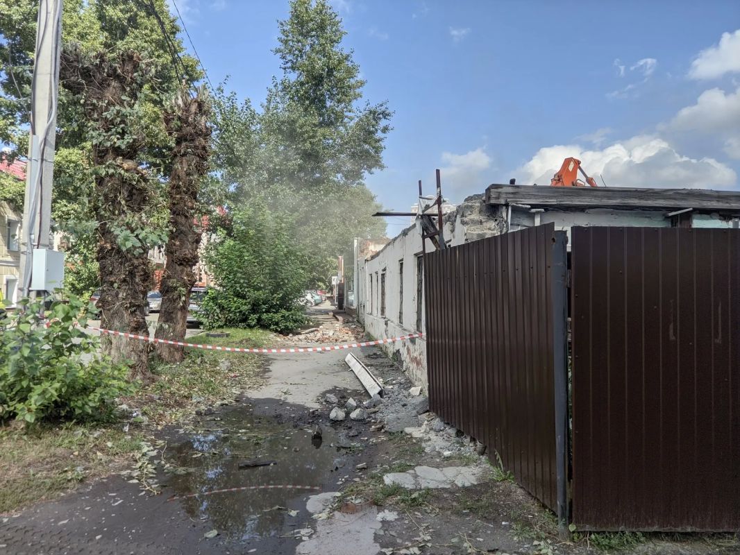 Старую одноэтажку в историческом центре сносят под ресторан