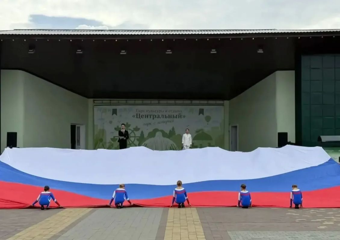 В барнаульских учреждениях культуры прошли мероприятия, приуроченные ко Дню Государственного флага Российской Федерации В барнаульских учреждениях культуры прошли мероприятия, приуроченные ко Дню Государственного флага Российской Федерации