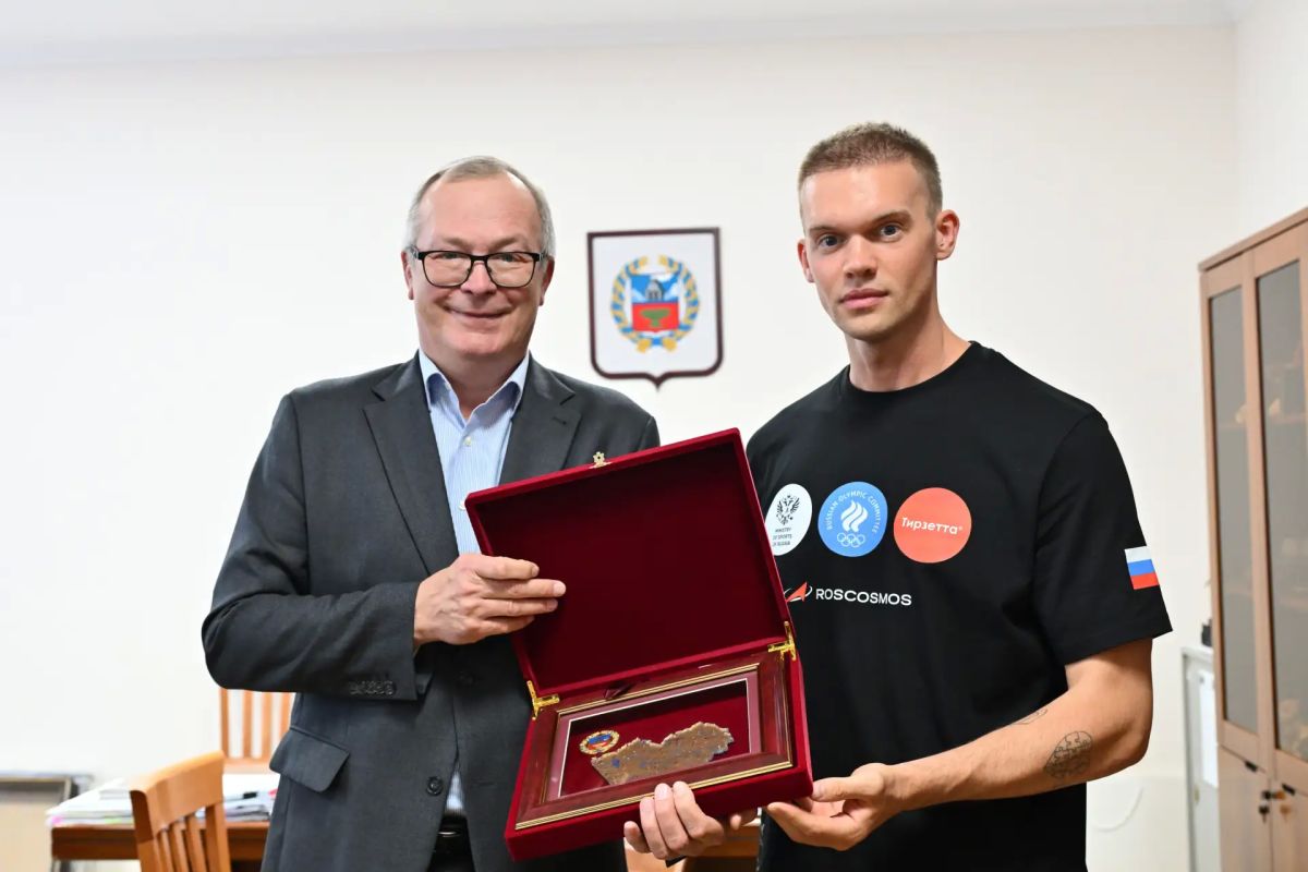 После установленного рекорда парашютист Сергей Бойцов вместе со своей семьей и членами команды встретился с заместителем Председателя Правительства Алтайского края Игорем Степаненко и представителями Министерства спорта... После установленного рекорда парашютист Сергей Бойцов вместе со своей семьей и членами команды встретился с заместителем Председателя Правительства Алтайского края Игорем Степаненко и представителями Министерства спорта...