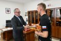 После установленного рекорда парашютист Сергей Бойцов вместе со своей семьей и членами команды встретился с заместителем Председателя Правительства Алтайского края Игорем Степаненко и представителями Министерства спорта...