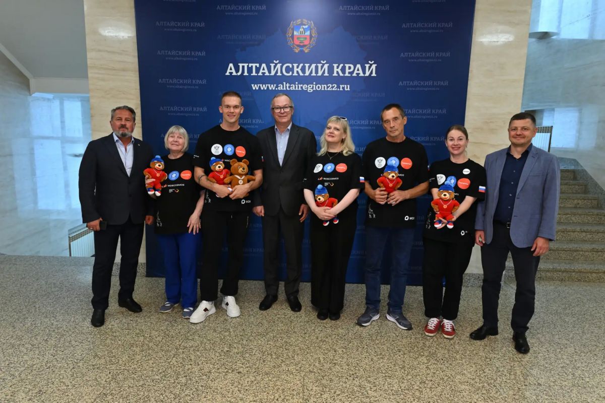 После установленного рекорда парашютист Сергей Бойцов вместе со своей семьей и членами команды встретился с заместителем Председателя Правительства Алтайского края Игорем Степаненко и представителями Министерства спорта... После установленного рекорда парашютист Сергей Бойцов вместе со своей семьей и членами команды встретился с заместителем Председателя Правительства Алтайского края Игорем Степаненко и представителями Министерства спорта...