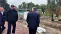 Сегодня Глава города Рубцовска Игорь Башмаков проверил, на какой сейчас стадии работы по благоустройству Детского парка на улице Комсомольской