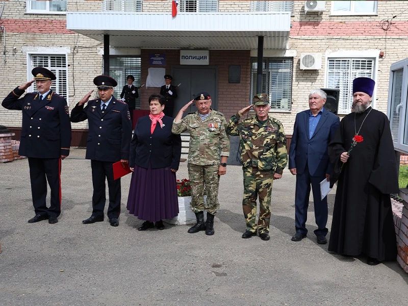 В Шипуновском районе открыли мемориальную доску в память о бывшем начальнике отдела внутренних дел, погибшем в зоне специальной военной операции, подполковнике милиции Евгении Комарове В Шипуновском районе открыли мемориальную доску в память о бывшем начальнике отдела внутренних дел, погибшем в зоне специальной военной операции, подполковнике милиции Евгении Комарове