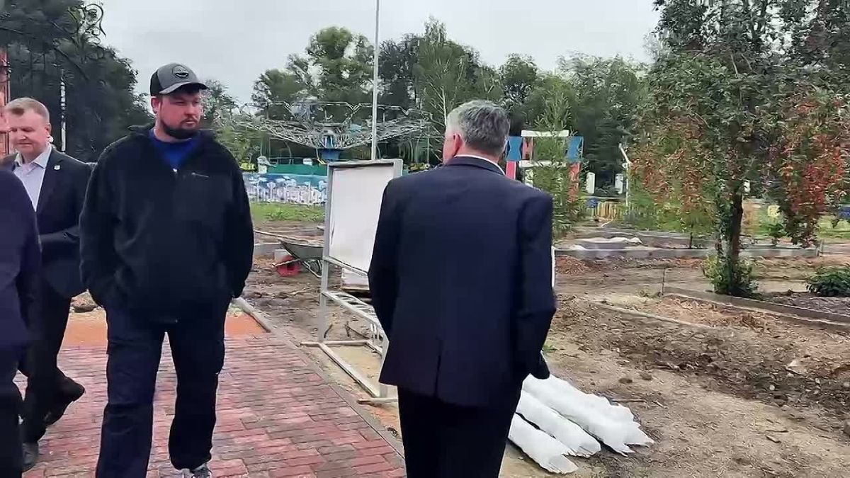 Сегодня Глава города Рубцовска Игорь Башмаков проверил, на какой сейчас стадии работы по благоустройству Детского парка на улице Комсомольской
