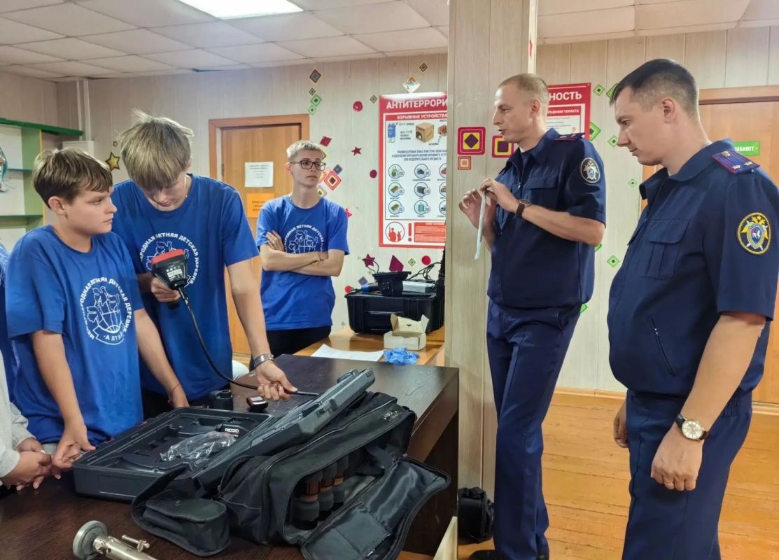 Офицеры следственного управления СК России по Алтайскому краю приняли участие в работе Международной летней детской деревни «Алтай - 2026» Офицеры следственного управления СК России по Алтайскому краю приняли участие в работе Международной летней детской деревни «Алтай - 2026»