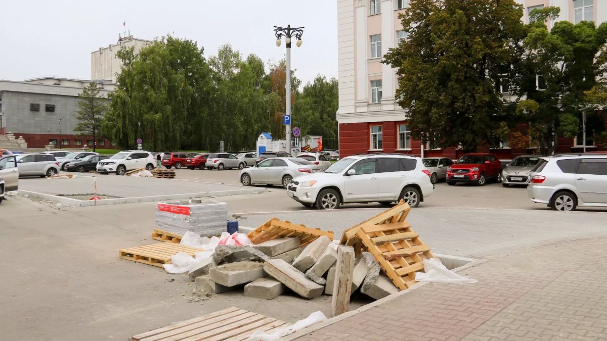 Свободный проезд вдоль здания правительства Алтайского края уже осенью будет в принципе невозможен Свободный проезд вдоль здания правительства Алтайского края уже осенью будет в принципе невозможен