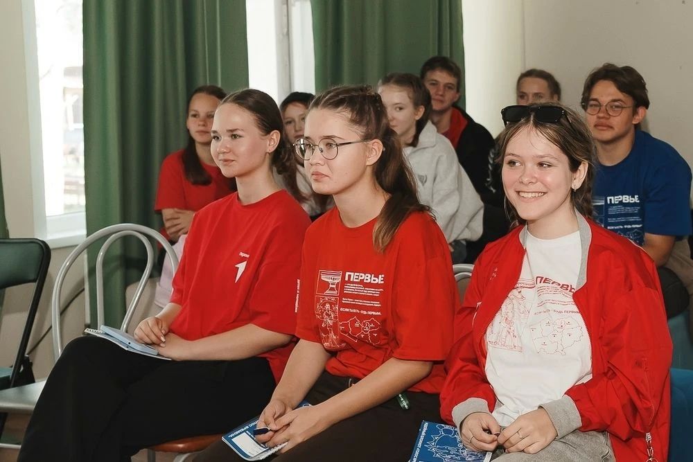 Алина Бушуева познакомила сибирских артековцев с Молодежным Парламентом Алина Бушуева познакомила сибирских артековцев с Молодежным Парламентом