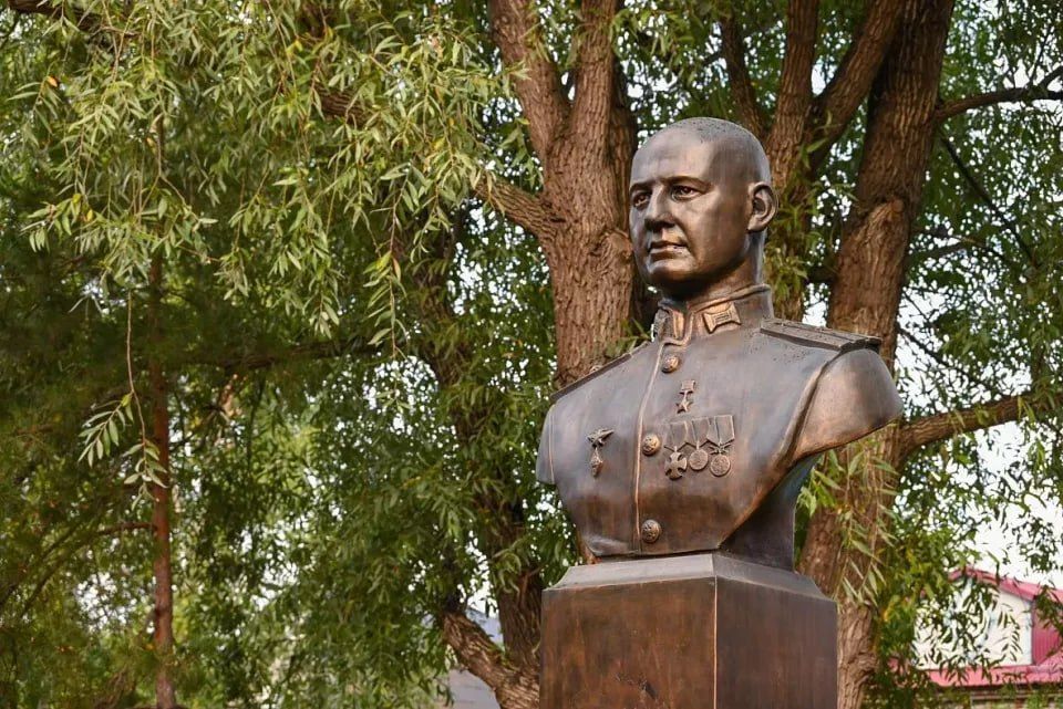 Цветы к бюсту Героя России Игоря Иванова возложили в Барнауле Цветы к бюсту Героя России Игоря Иванова возложили в Барнауле