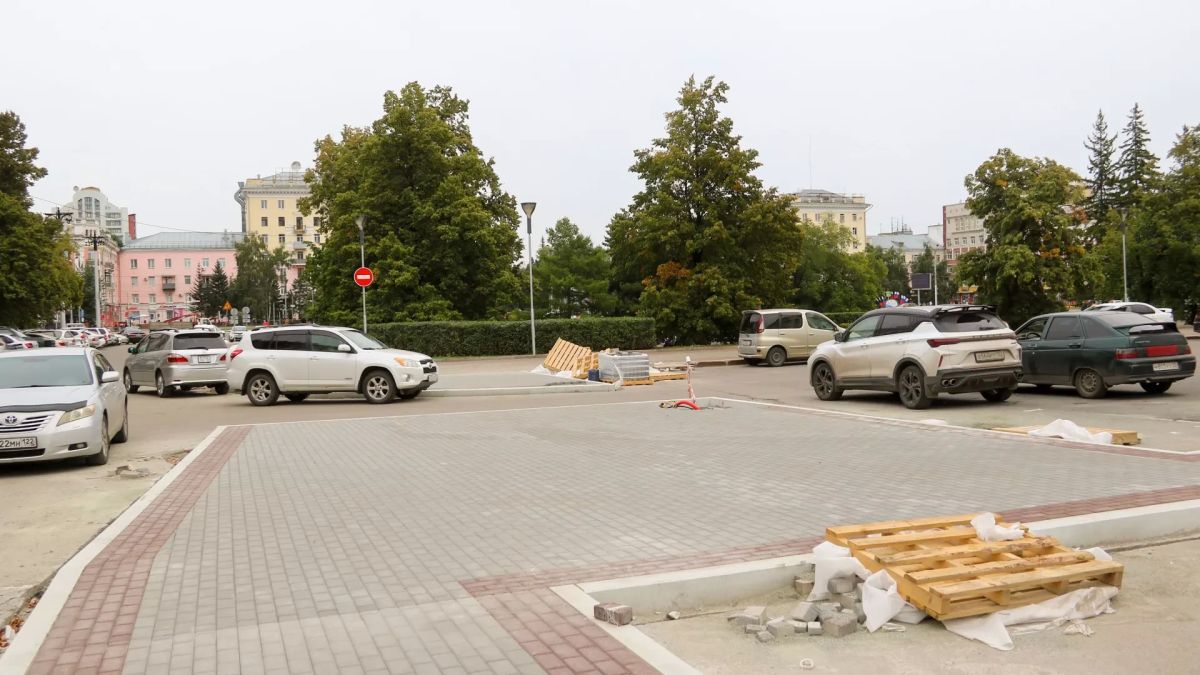 Свободный проезд вдоль здания правительства Алтайского края уже осенью будет в принципе невозможен Свободный проезд вдоль здания правительства Алтайского края уже осенью будет в принципе невозможен