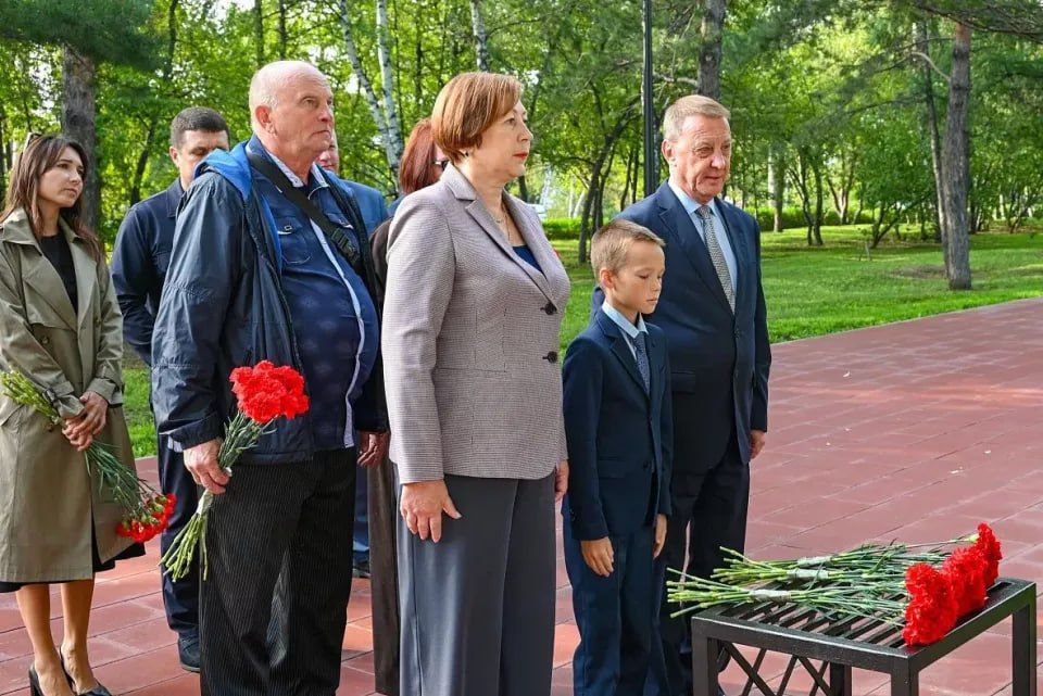 Цветы к бюсту Героя России Игоря Иванова возложили в Барнауле Цветы к бюсту Героя России Игоря Иванова возложили в Барнауле