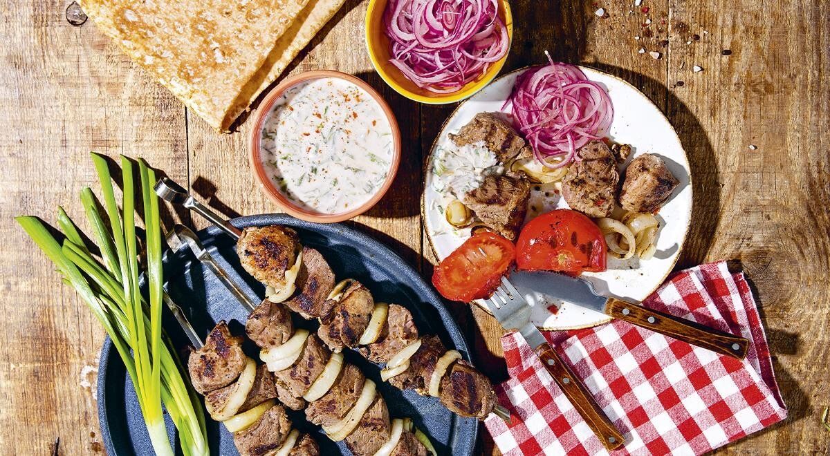 Неповторимый шашлык из баранины с томатами и соусом из мацони: идеальный выбор для пикника