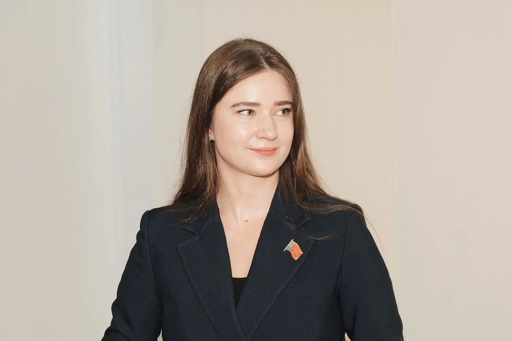 Алина Бушуева познакомила сибирских артековцев с Молодежным Парламентом Алина Бушуева познакомила сибирских артековцев с Молодежным Парламентом