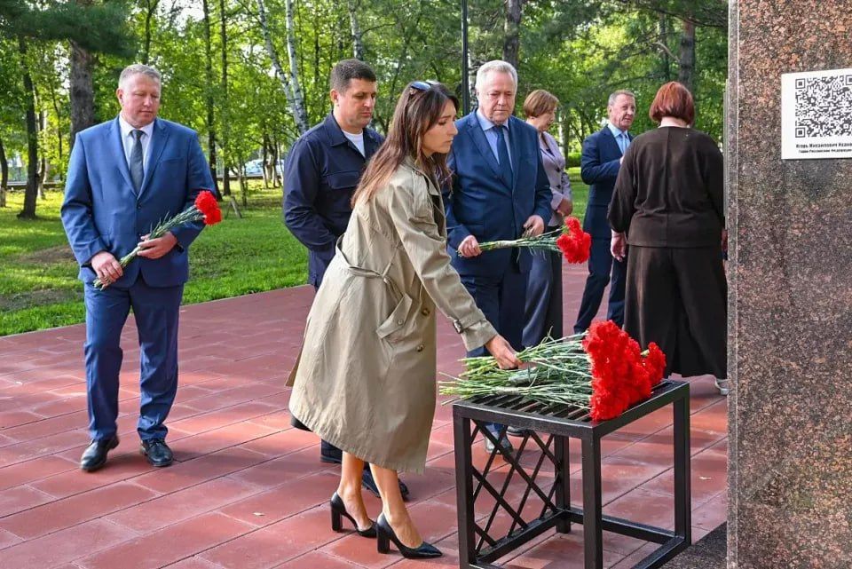 Цветы к бюсту Героя России Игоря Иванова возложили в Барнауле Цветы к бюсту Героя России Игоря Иванова возложили в Барнауле