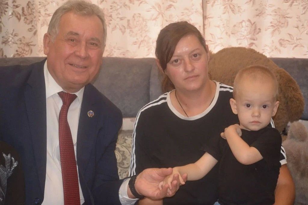 Председатель АКЗС встретился с семьей погибшего участника СВО в Курьинском районе Председатель АКЗС встретился с семьей погибшего участника СВО в Курьинском районе