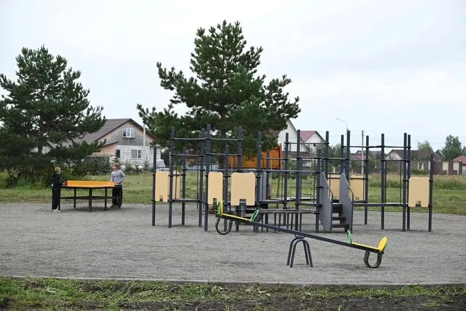 В микрорайоне Авиатор обустроили парк, детскую и спортивную площадки В микрорайоне Авиатор обустроили парк, детскую и спортивную площадки