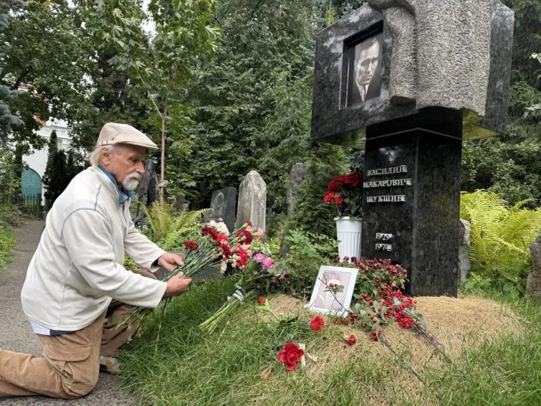 Алтайские артисты почтили память Василия Шукшина в Москве Алтайские артисты почтили память Василия Шукшина в Москве