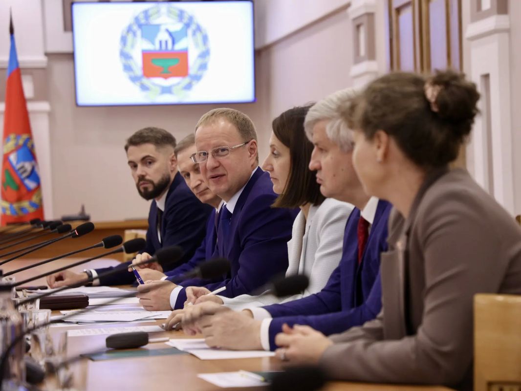Виктор Томенко: Сотрудничество Алтайского края с Индией обсудили на встрече с Генеральным консулом Индии в Екатеринбурге Дебабратой Чаттопадхьяем Виктор Томенко: Сотрудничество Алтайского края с Индией обсудили на встрече с Генеральным консулом Индии в Екатеринбурге Дебабратой Чаттопадхьяем