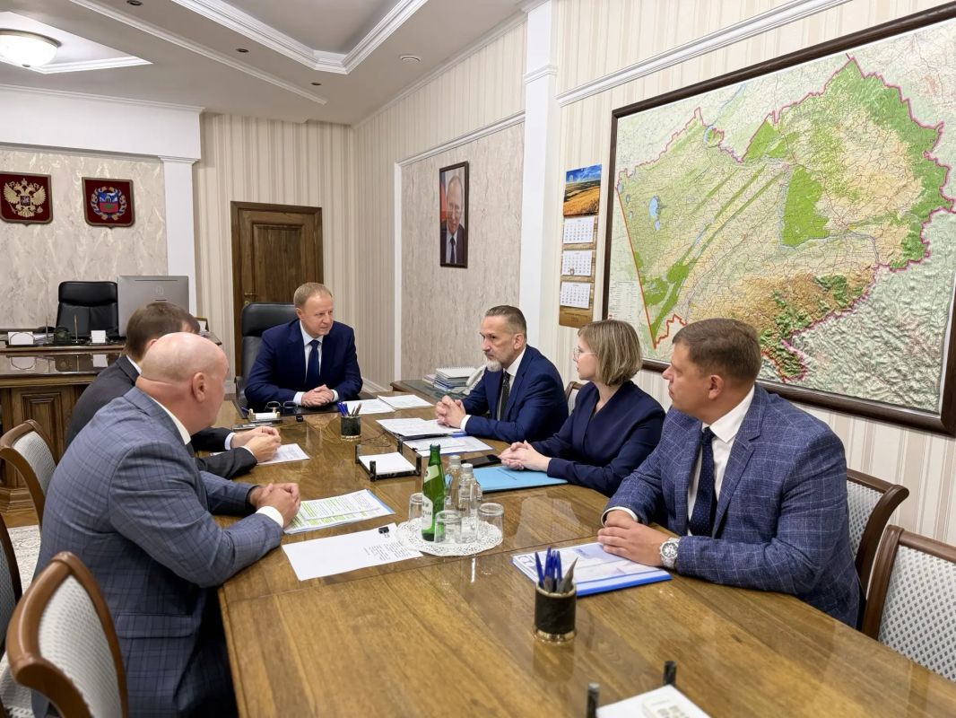 Виктор Томенко: Встретился сегодня с заместителем министра транспорта РФ Игорем Костюченко, который прибыл в Барнаул с рабочим визитом Виктор Томенко: Встретился сегодня с заместителем министра транспорта РФ Игорем Костюченко, который прибыл в Барнаул с рабочим визитом