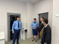 В преддверии 1 сентября: прокурор Железнодорожного района г.Барнаула совместно с представителями заказчика и подрядной организации проинспектировал результаты работ по капитальному ремонту школы