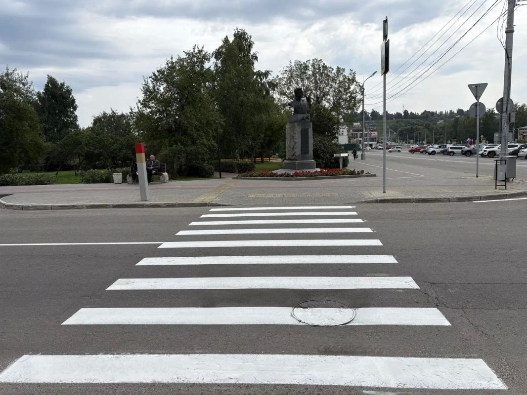 На улично-дорожной сети города продолжаются работы по нанесению дорожной разметки На улично-дорожной сети города продолжаются работы по нанесению дорожной разметки