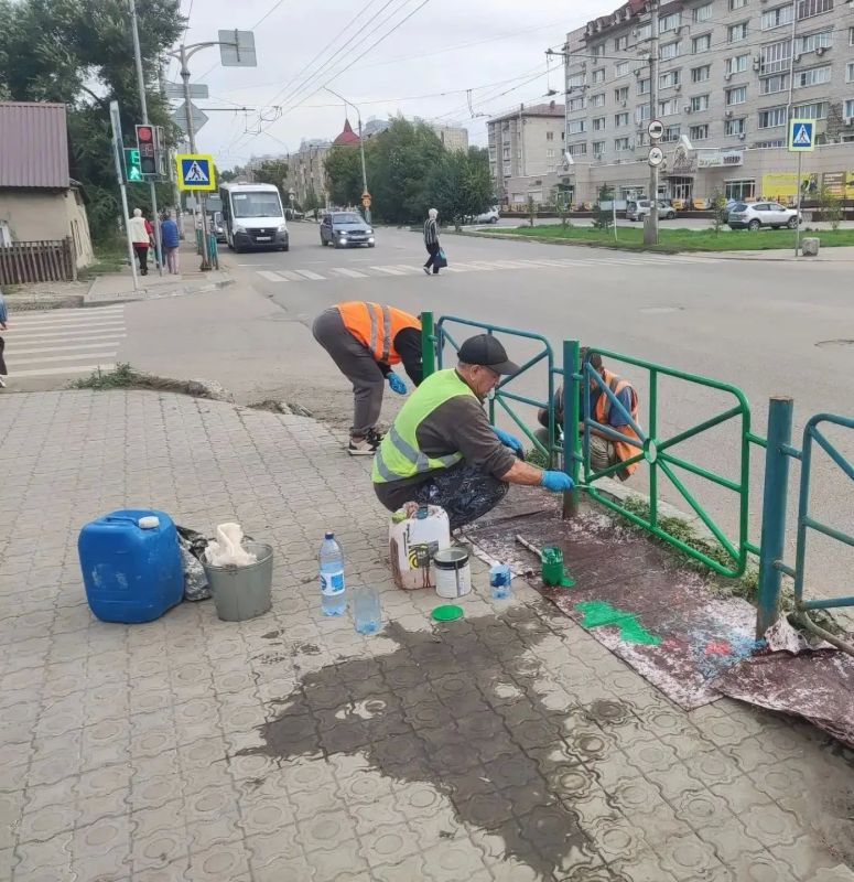 Коммунальщики продолжают наводить порядок на улицах Рубцовска Коммунальщики продолжают наводить порядок на улицах Рубцовска
