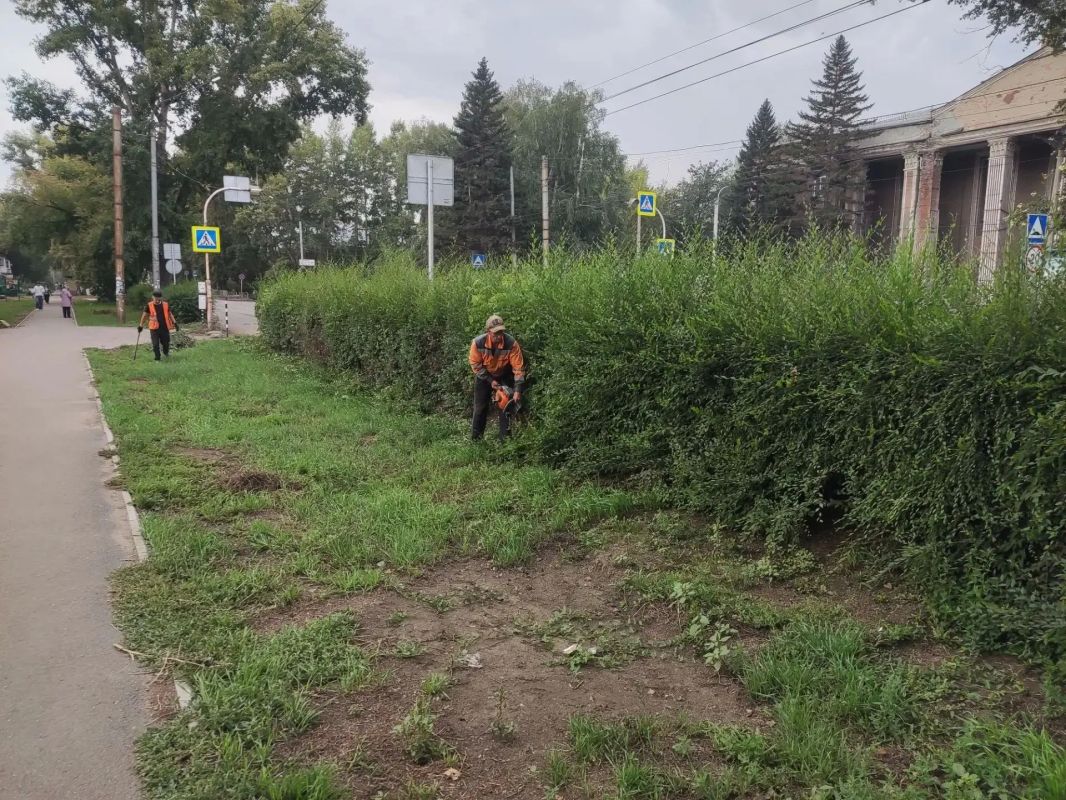 Коммунальщики продолжают наводить порядок на улицах Рубцовска Коммунальщики продолжают наводить порядок на улицах Рубцовска