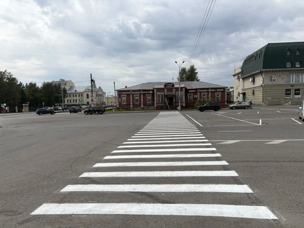 На улично-дорожной сети города продолжаются работы по нанесению дорожной разметки На улично-дорожной сети города продолжаются работы по нанесению дорожной разметки