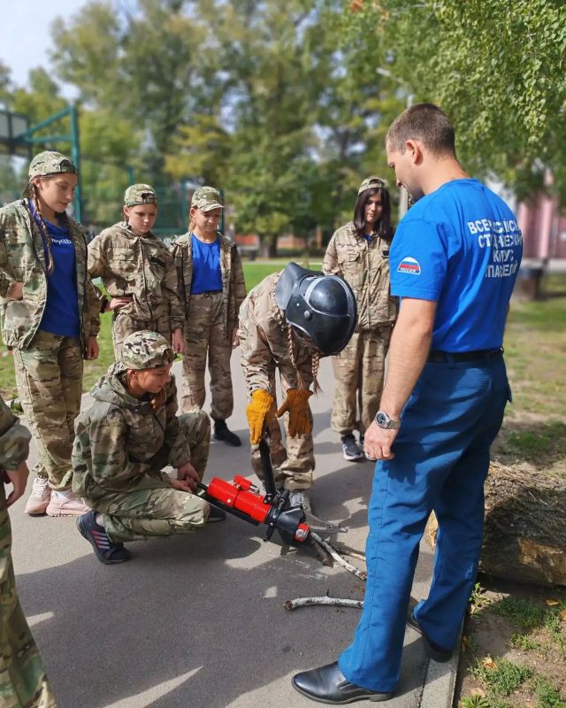 Безопасность, туризм и взаимовыручка: специалисты Управления встретились с участниками фестиваля «Походы первых» Безопасность, туризм и взаимовыручка: специалисты Управления встретились с участниками фестиваля «Походы первых»