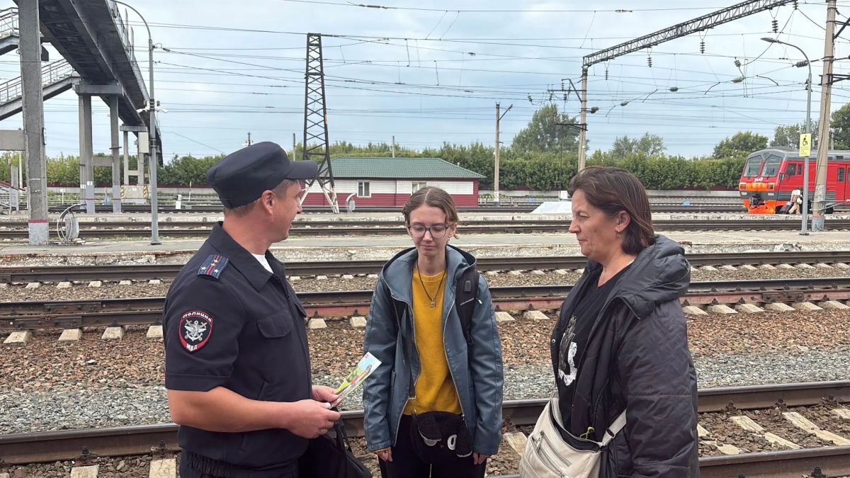 Транспортные полицейские провели экскурсию для детей на станции Славгород Транспортные полицейские провели экскурсию для детей на станции Славгород