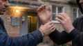 Грабитель напал на барнаульца возле подъезда