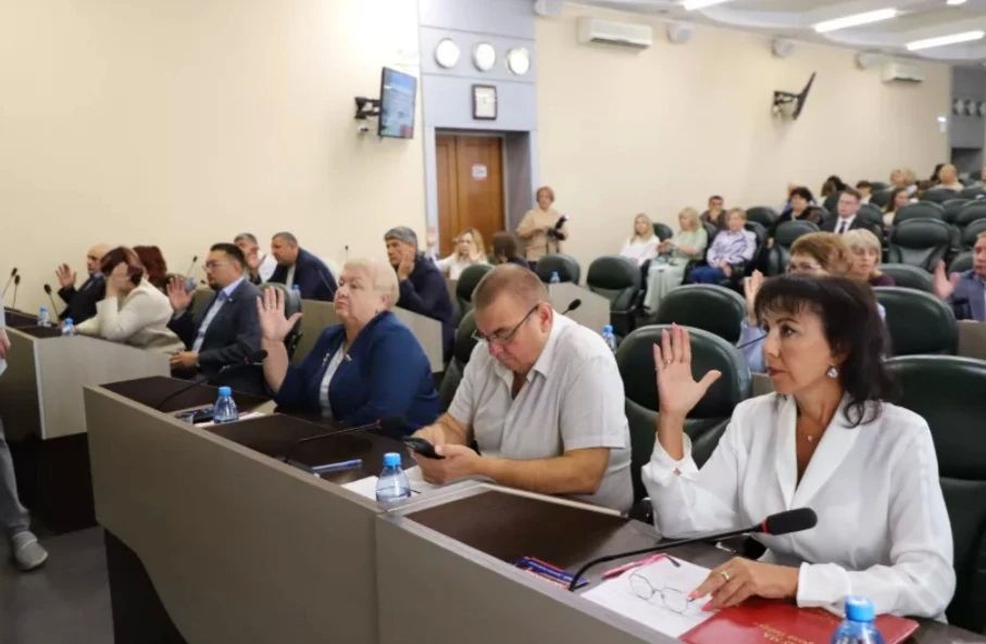 Бийские депутаты обсудили, как удержать молодых педагогов Бийские депутаты обсудили, как удержать молодых педагогов