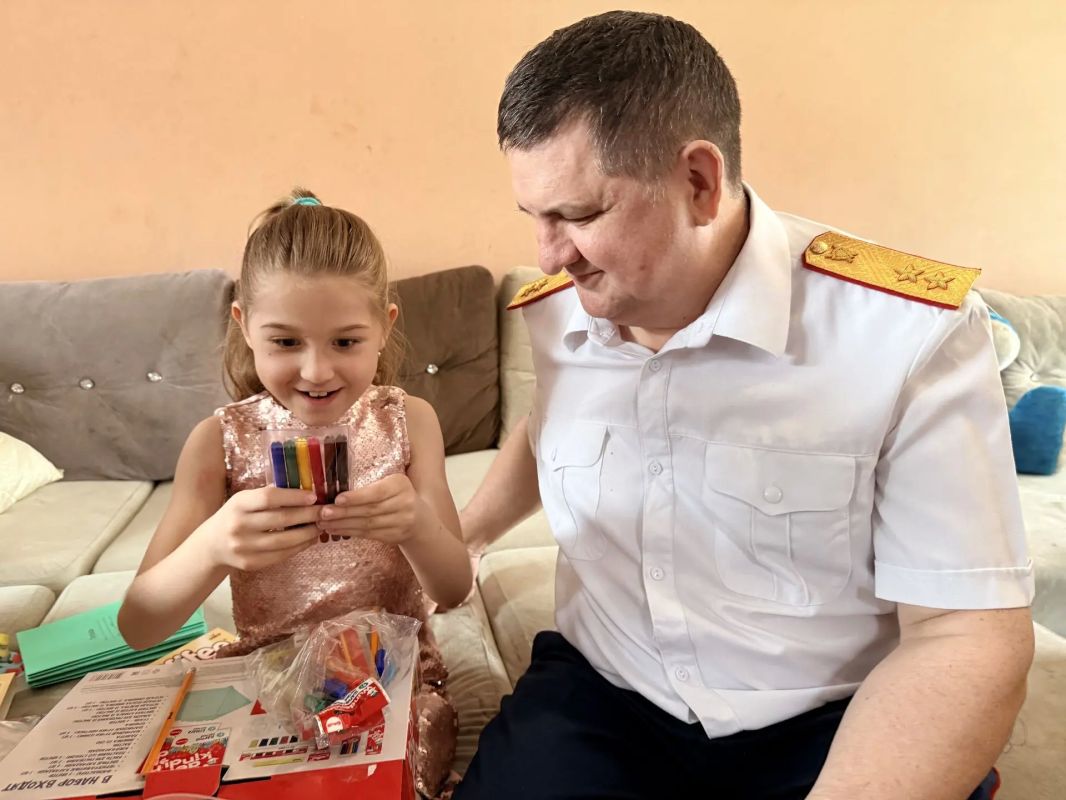 Руководитель следственного управления СК России по Алтайскому краю поздравил с Днем знаний подшефную многодетную семью Руководитель следственного управления СК России по Алтайскому краю поздравил с Днем знаний подшефную многодетную семью