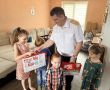 Руководитель следственного управления СК России по Алтайскому краю поздравил с Днем знаний подшефную многодетную семью