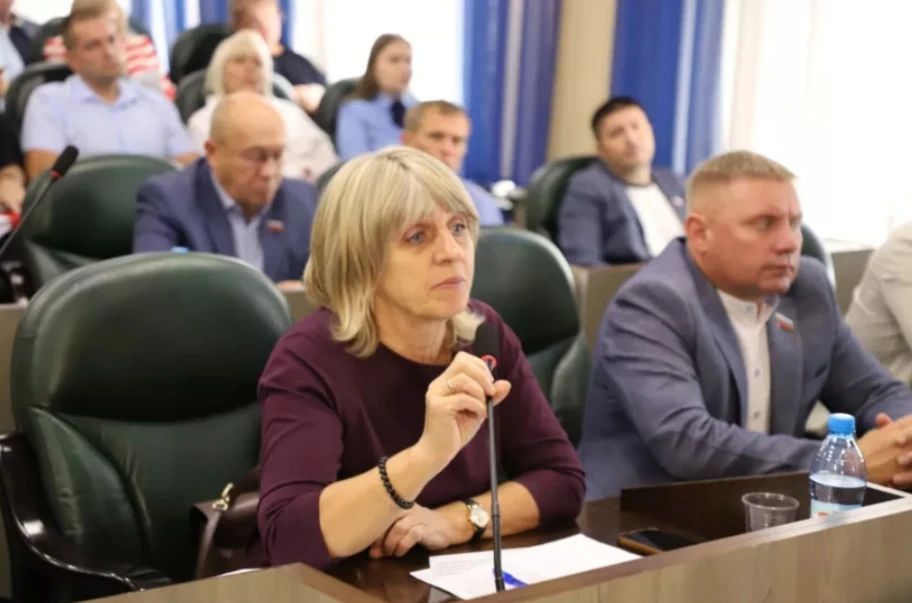Бийские депутаты обсудили, как удержать молодых педагогов Бийские депутаты обсудили, как удержать молодых педагогов