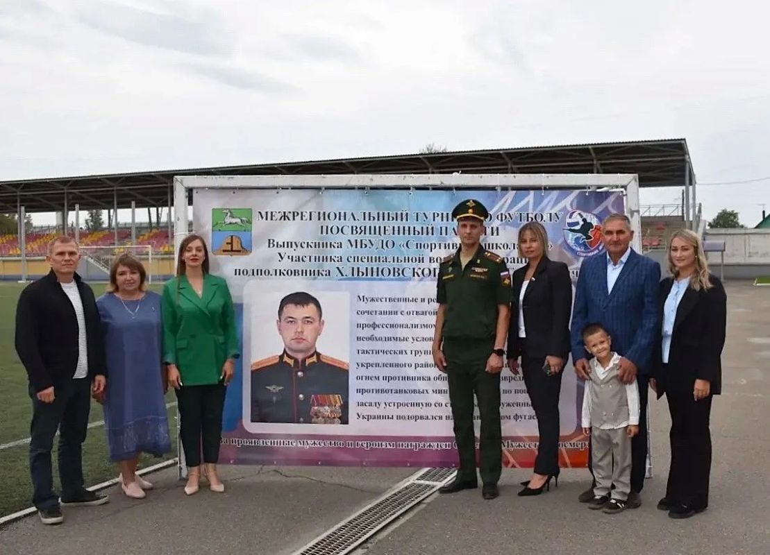 В Бийске почтили память героя СВО Романа Хлыновского В Бийске почтили память героя СВО Романа Хлыновского