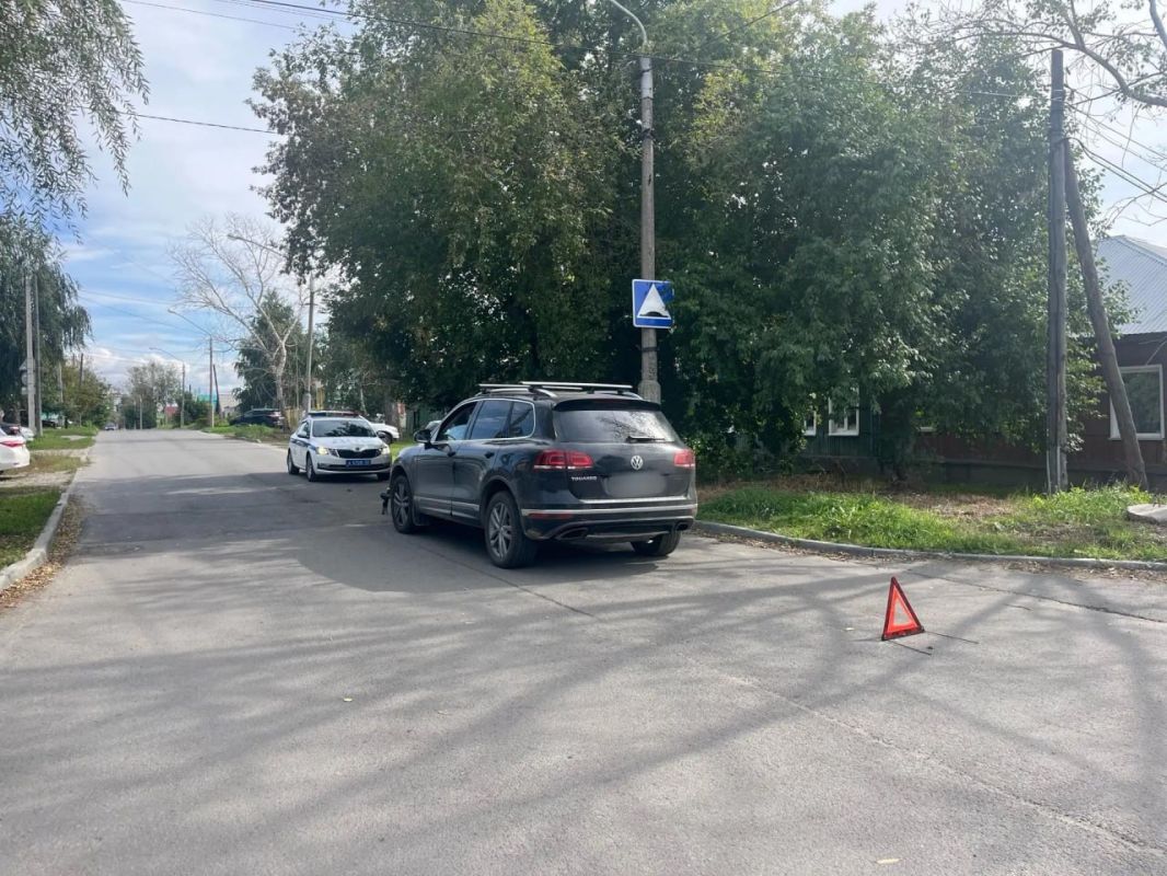 Два мальчика на электросамокате попали под автомобиль в Барнауле Два мальчика на электросамокате попали под автомобиль в Барнауле