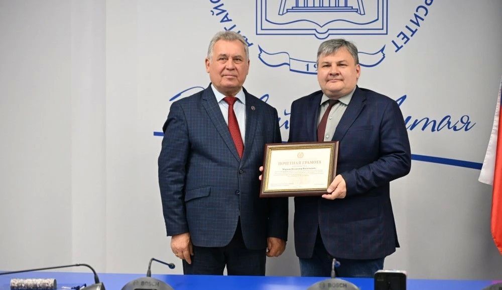 Александр Романенко вручил краевые награды сотрудникам педагогического университета Александр Романенко вручил краевые награды сотрудникам педагогического университета