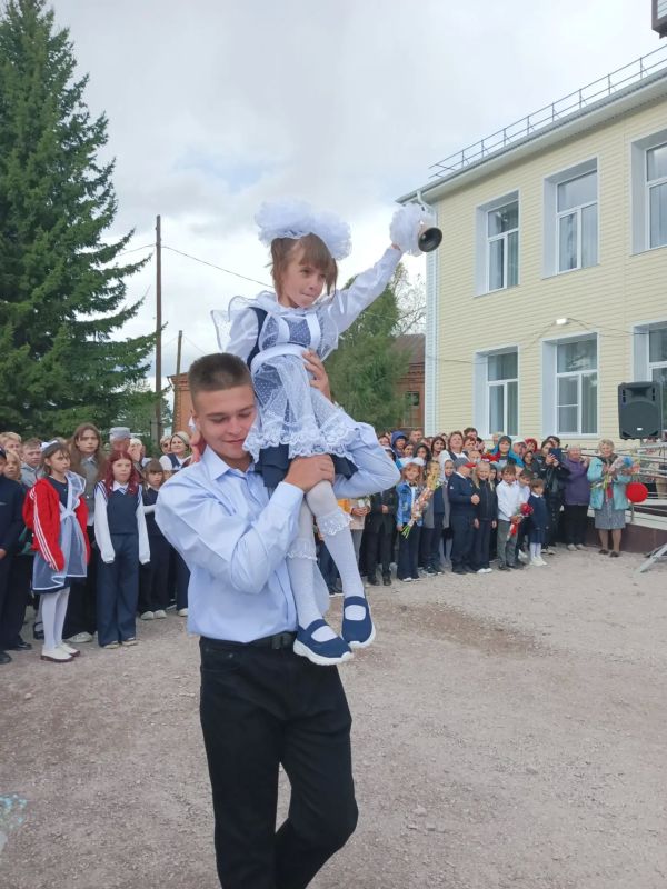 Дорогие друзья! Сегодня, 1 сентября, в День знаний, по всему Алтайскому краю проходят торжественные линейки Дорогие друзья! Сегодня, 1 сентября, в День знаний, по всему Алтайскому краю проходят торжественные линейки