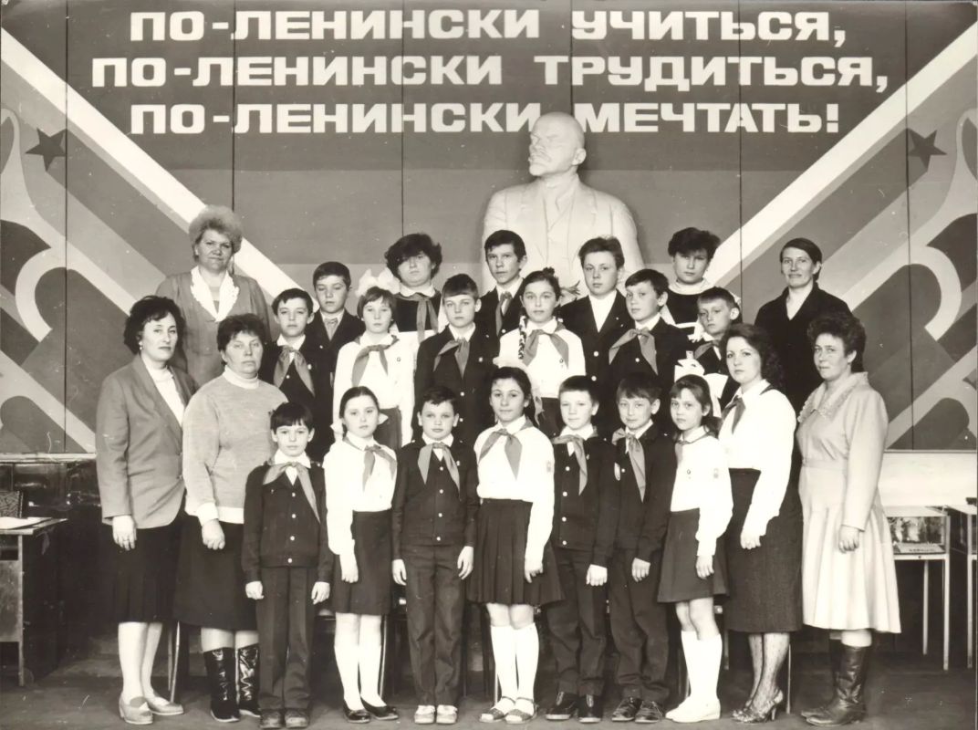 Каждый советский школьник знал: первого сентября нужно встать пораньше, надеть форму и не забыть цветы Каждый советский школьник знал: первого сентября нужно встать пораньше, надеть форму и не забыть цветы