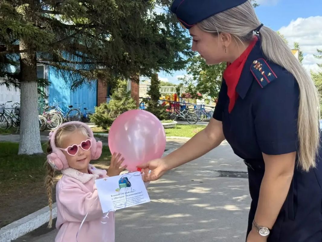 Внимание и забота о безопасности: полицейские Кулундинского района подарили праздник юным жителям ко Дню знаний Внимание и забота о безопасности: полицейские Кулундинского района подарили праздник юным жителям ко Дню знаний