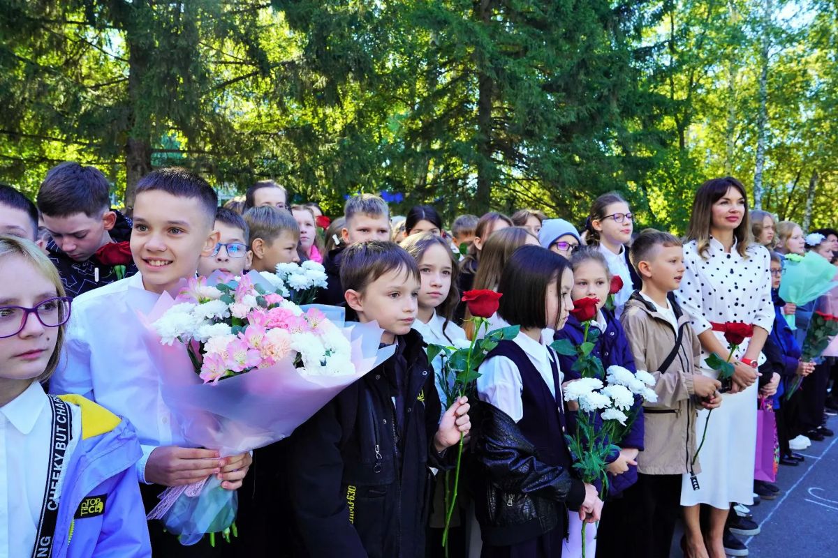 Учеников 102 школы поздравила председатель Барнаульской городской Думы Галина Буевич Учеников 102 школы поздравила председатель Барнаульской городской Думы Галина Буевич