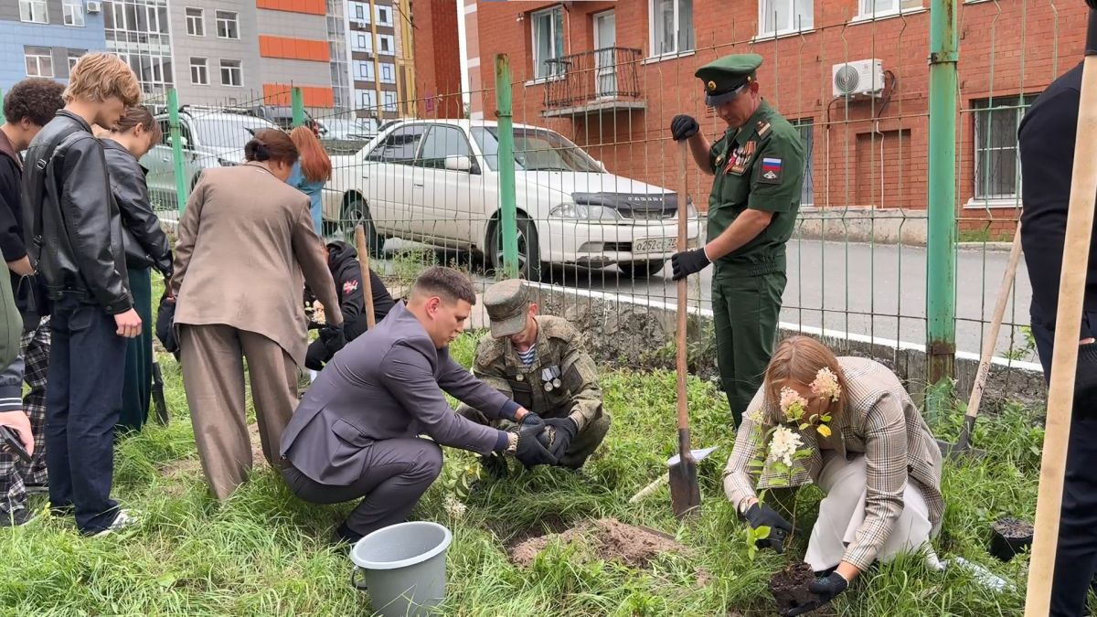 Аллею единства народов России заложили в Алтайском государственном университете Аллею единства народов России заложили в Алтайском государственном университете