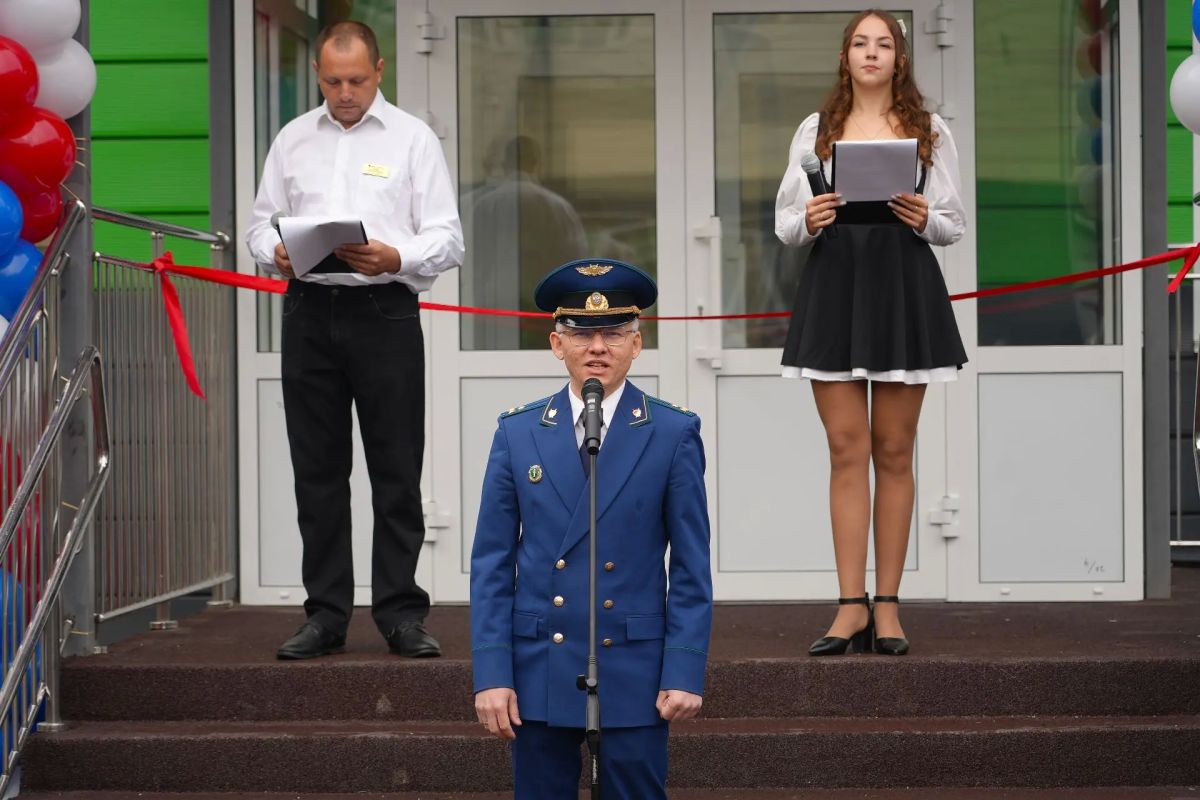 Сегодня совместно с депутатом Государственной Думы Иваном Ивановичем Лоором и прокурором Бийска Владимиром Владимировичем Евдокимовым стали участниками торжественной линейки в школе № 41. И для нас большая радость, что мы... Сегодня совместно с депутатом Государственной Думы Иваном Ивановичем Лоором и прокурором Бийска Владимиром Владимировичем Евдокимовым стали участниками торжественной линейки в школе № 41. И для нас большая радость, что мы...