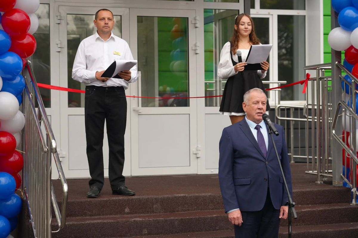 Сегодня совместно с депутатом Государственной Думы Иваном Ивановичем Лоором и прокурором Бийска Владимиром Владимировичем Евдокимовым стали участниками торжественной линейки в школе № 41. И для нас большая радость, что мы... Сегодня совместно с депутатом Государственной Думы Иваном Ивановичем Лоором и прокурором Бийска Владимиром Владимировичем Евдокимовым стали участниками торжественной линейки в школе № 41. И для нас большая радость, что мы...
