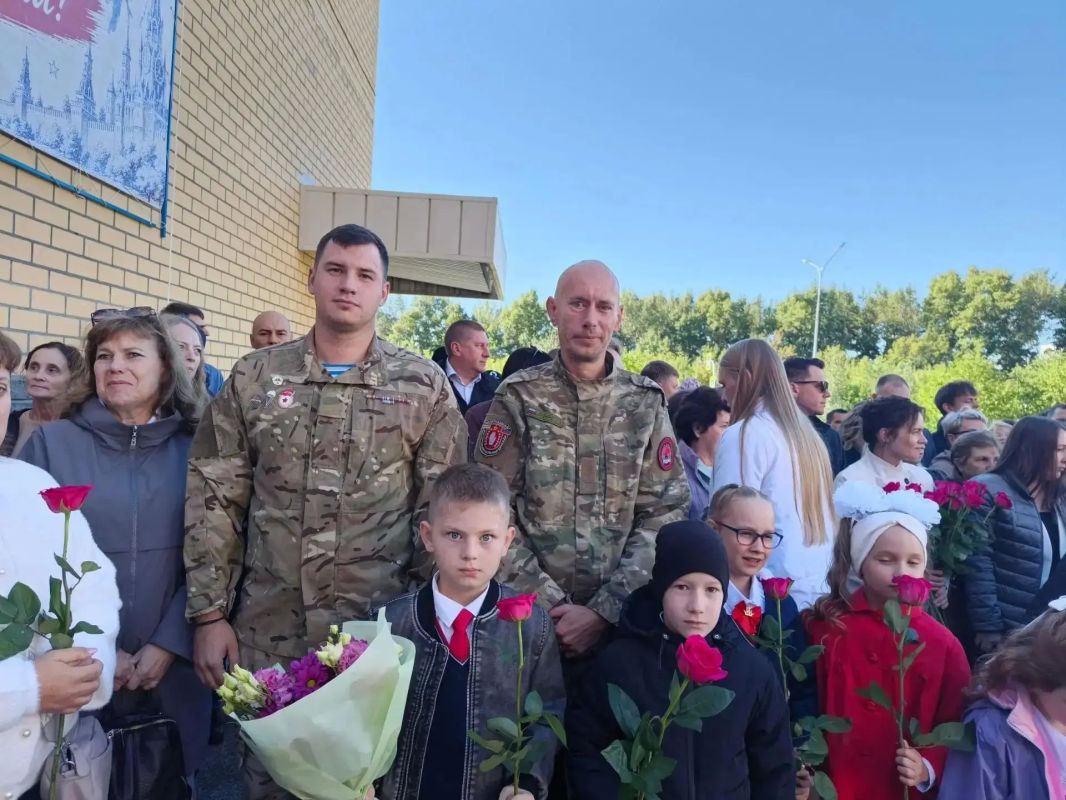 «Дети Героев»: в Алтайском крае ветераны СВО провожают в школу детей погибших сослуживцев «Дети Героев»: в Алтайском крае ветераны СВО провожают в школу детей погибших сослуживцев