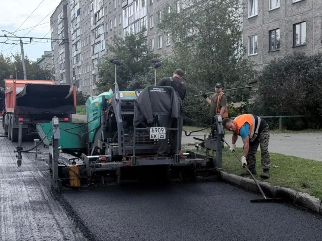 Дорожники продолжают приводить в порядок улицы Барнаула Дорожники продолжают приводить в порядок улицы Барнаула