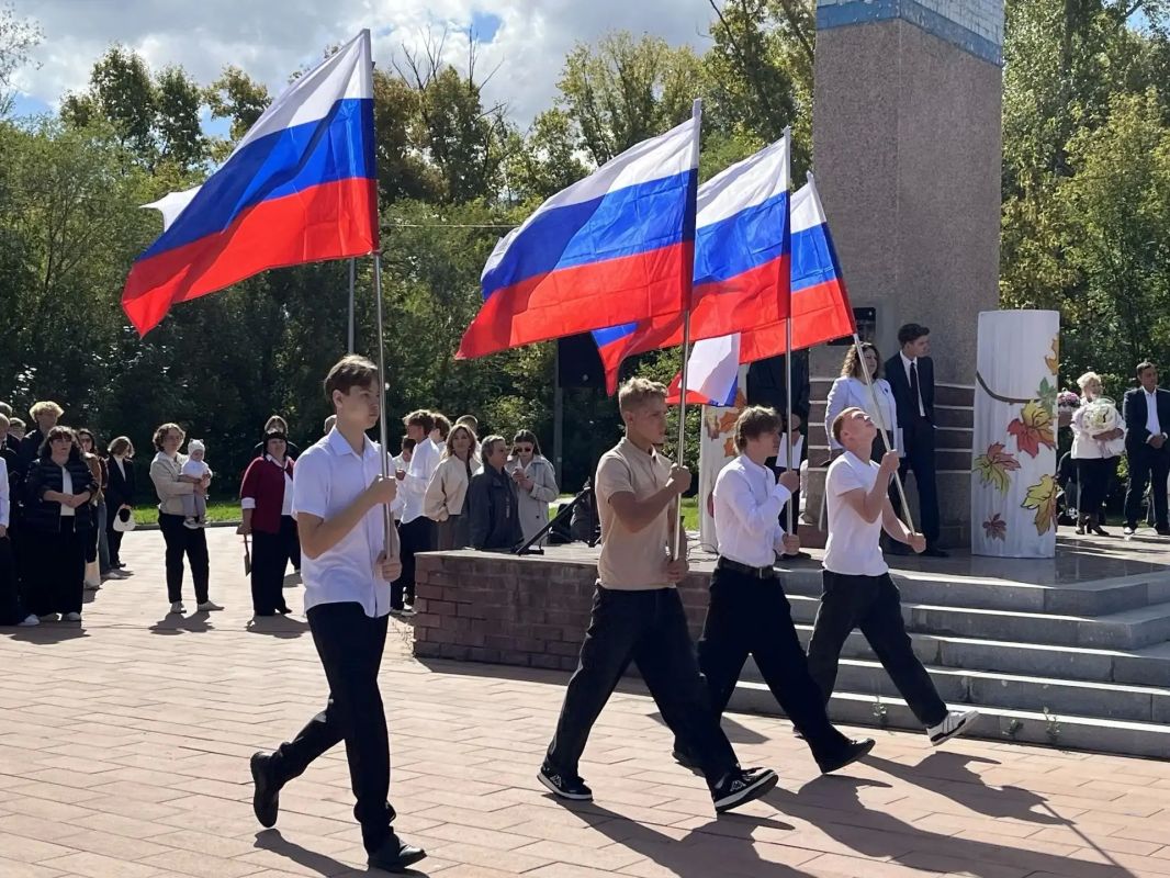 День знаний в Рубцовске: школы распахнули двери для почти 14 тысяч учащихся День знаний в Рубцовске: школы распахнули двери для почти 14 тысяч учащихся