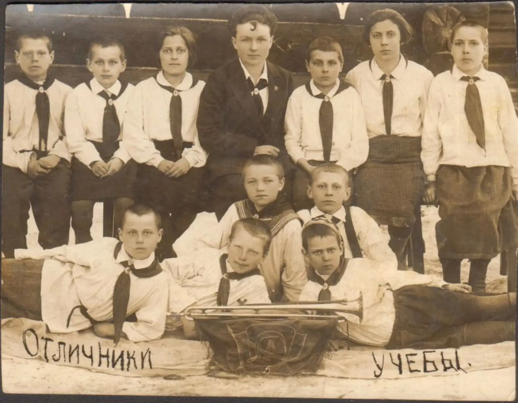 Каждый советский школьник знал: первого сентября нужно встать пораньше, надеть форму и не забыть цветы Каждый советский школьник знал: первого сентября нужно встать пораньше, надеть форму и не забыть цветы