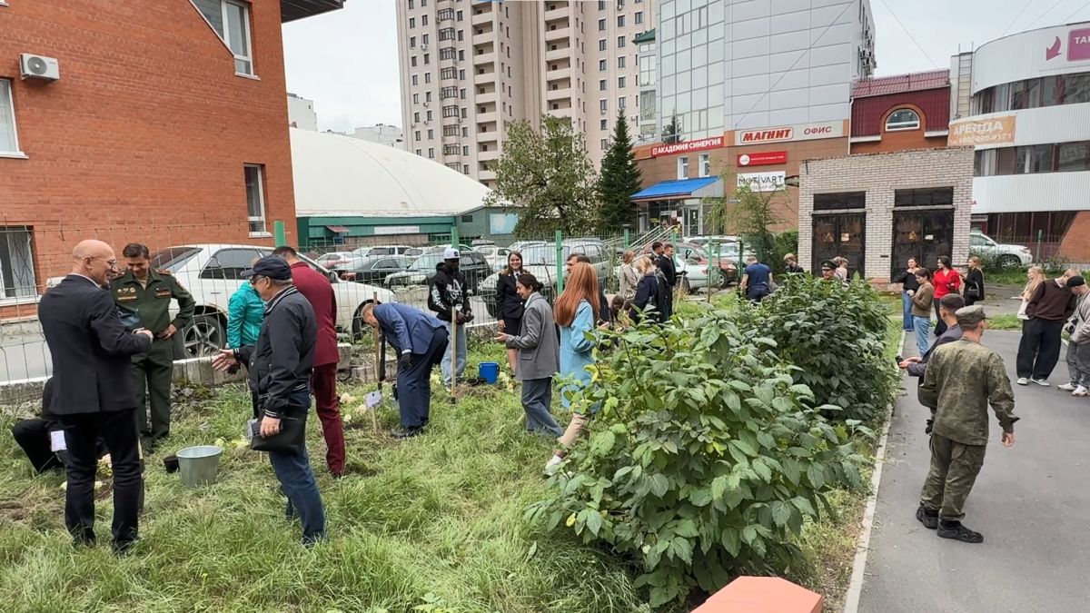 Аллею единства народов России заложили в Алтайском государственном университете Аллею единства народов России заложили в Алтайском государственном университете
